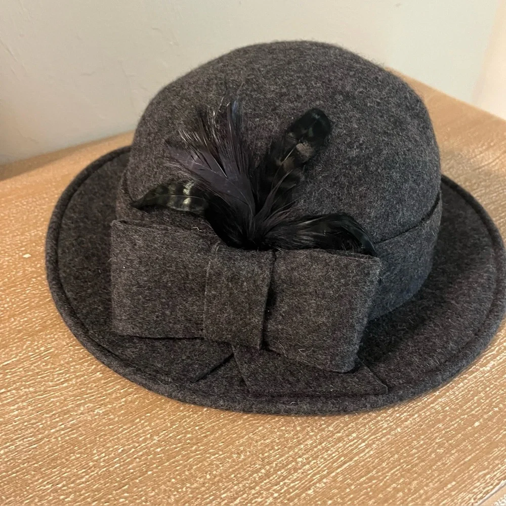 Elegant San Diego Hat Co Wool Gray Women's Hat with Feather Bow Accent - Picture 1 of 7